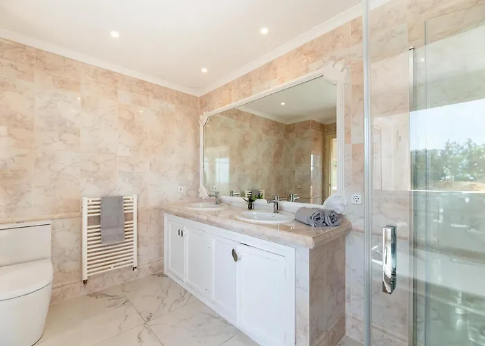 4 Bdrm Andalusian W Cinema & Sea Views