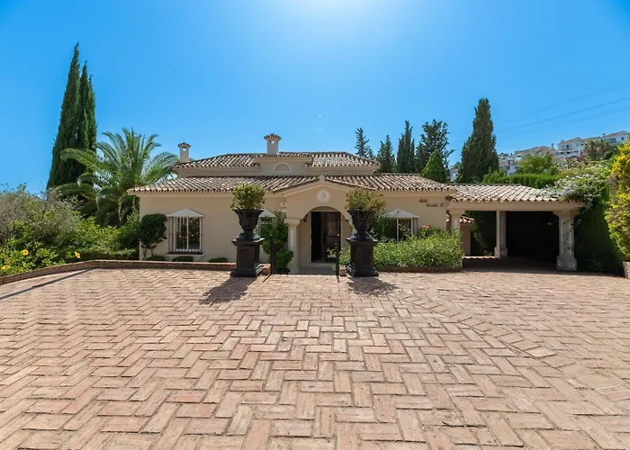 4 Bdrm Andalusian W Cinema & Sea Views *