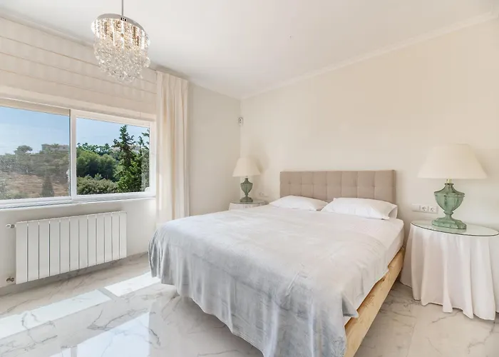 4 Bdrm Andalusian W Cinema & Sea Views Appartement *