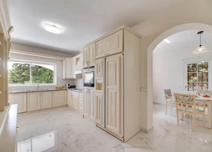 4 Bdrm Andalusian W Cinema & Sea Views * Marbellac