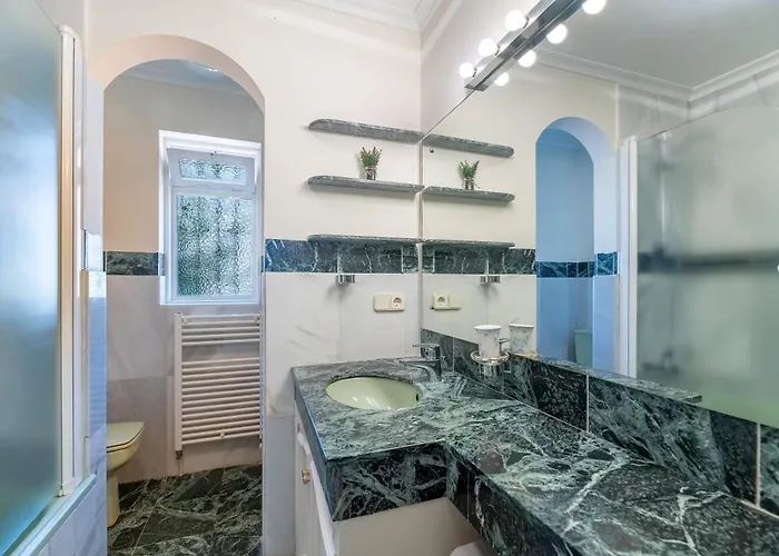 4 Bdrm Andalusian W Cinema & Sea Views Marbellac