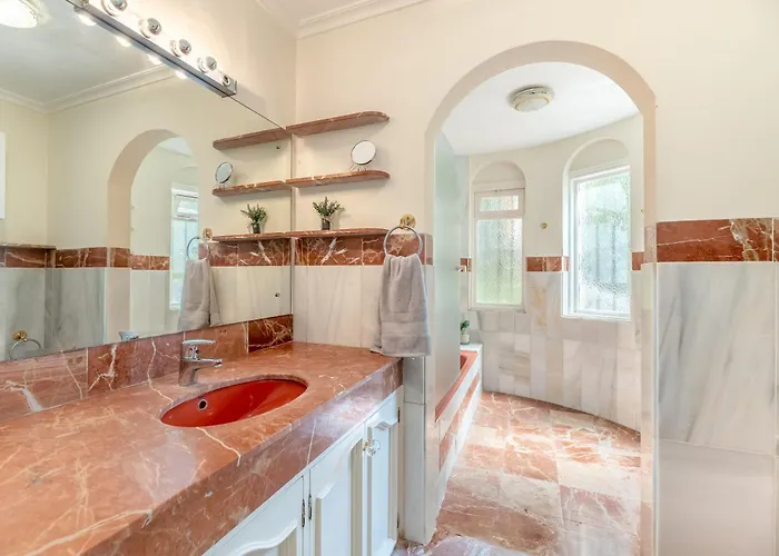 4 Bdrm Andalusian W Cinema & Sea Views * Marbellac